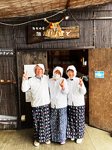 海女小屋で記念撮影